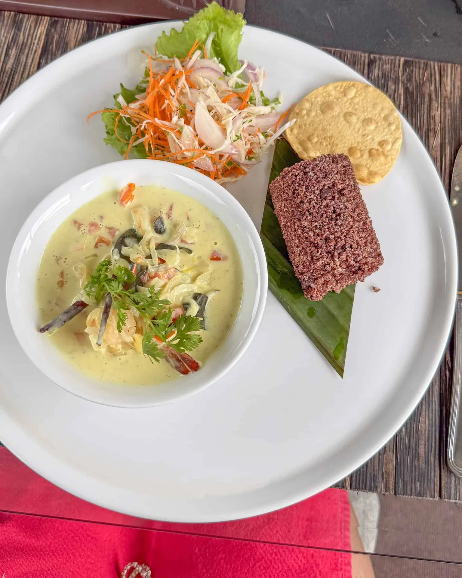 Coconut soup with salad and crackers